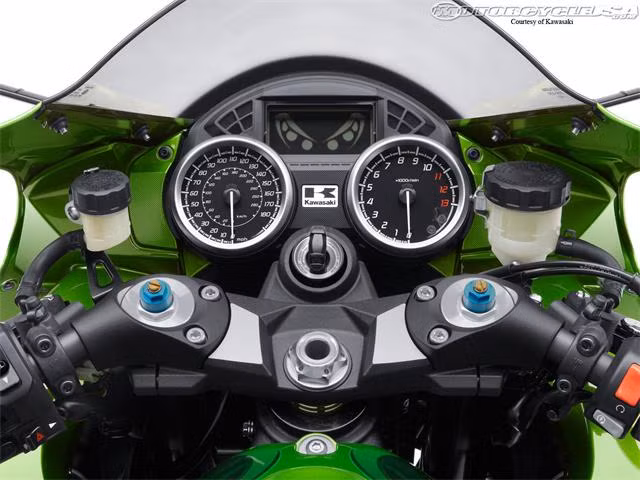Và bây giờ, Kawasaki tỏ ra không hề kém cạnh khi tung ra 2012 Ninja ZZR1400 (ZX-14R) với những nâng cấp đáng kể và động cơ được làm mới để nó có thể dễ dàng đạt tốc độ tối đa kinh hoàng, khoảng 320km/h.