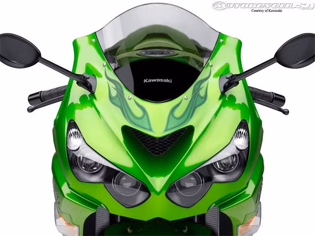 Thiết kế bên ngoài của 2012 Ninja ZZR1400 chỉ có một số thay đổi nhỏ như khe tản nhiệt hai bên và đầu xe với kiểu dáng dữ dằn hơn với bốn đèn pha lớn.