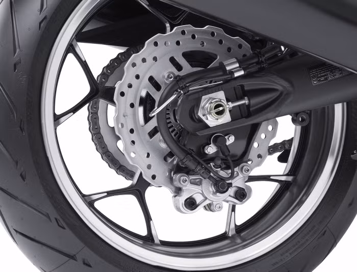 Bên cạnh đó, phanh, ống xả Yoshimura cũng được làm mới và hệ thống phun nhiên liệu được nâng cấp để xe có lượng khí thải thấp hơn những phiên bản trước đó.