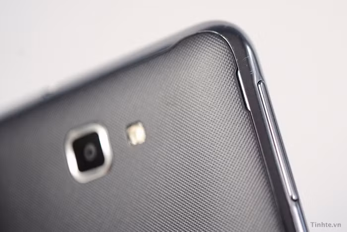 Galaxy Note hỗ trợ tính năng WiFi Direct để chia sẻ dữ liệu giữa các máy hỗ trợ với nhau nhưng khi mình thử với 1 thiết bị khác cũng dùng WiFi Direct thì chưa thành công, có lẽ là do firmware hiện tại còn chưa hoàn chỉnh.