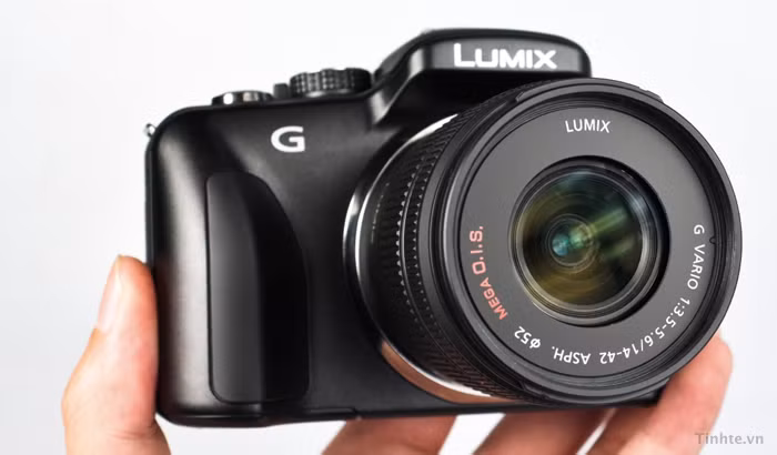 Tuy mang trong mình cái tên Lumix của dòng máy PnS nhưng G3 vẫn sở hữu một thiết kế mô phỏng các máy DSLR với kích cỡ gọn gàng hơn nhiều. Hiện tại G3 đang được bán với giá khoảng 700$ kèm ống kính kit 14-42mm ở thị trường Mỹ hoặc 600$ chỉ riêng cho thân máy.