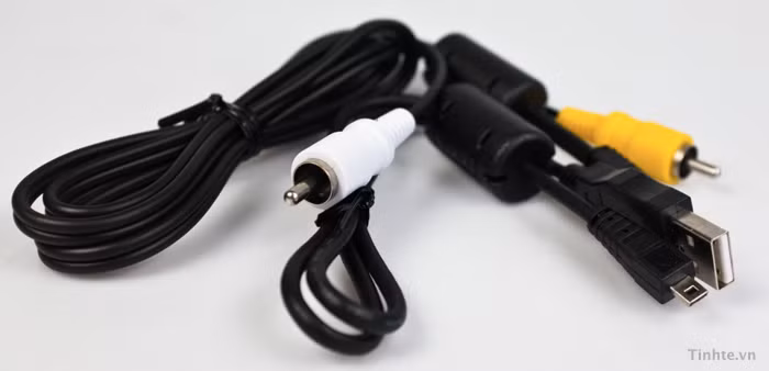 Lỗ AV out cũng là lỗ ra USB, 2 sợi cáp mà Panasonic tặng kèm