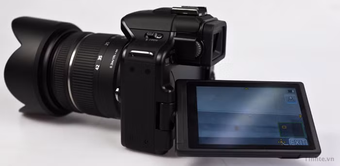 Không giống như dòng máy GH có thiết kế phẳng và nhỏ gọn, GF và G của Panasoic dành cho những khách hàng thích thiết kế hầm hố của DSLR với báng to, dễ cầm và tạo nhiều điểm tựa khi chụp nhằm hạn chế tối đa tình trạng rung máy. Panasonic G3 khá lớn khi so sánh với Olympus E-PL2 cũng là 1 máy ảnh không gương khác nhưng lại mỏng và có báng nhỏ hơn đàn anh G2 trước kia. Thân máy chắc chắn nhưng không có nhiều điểm đặc biệt.