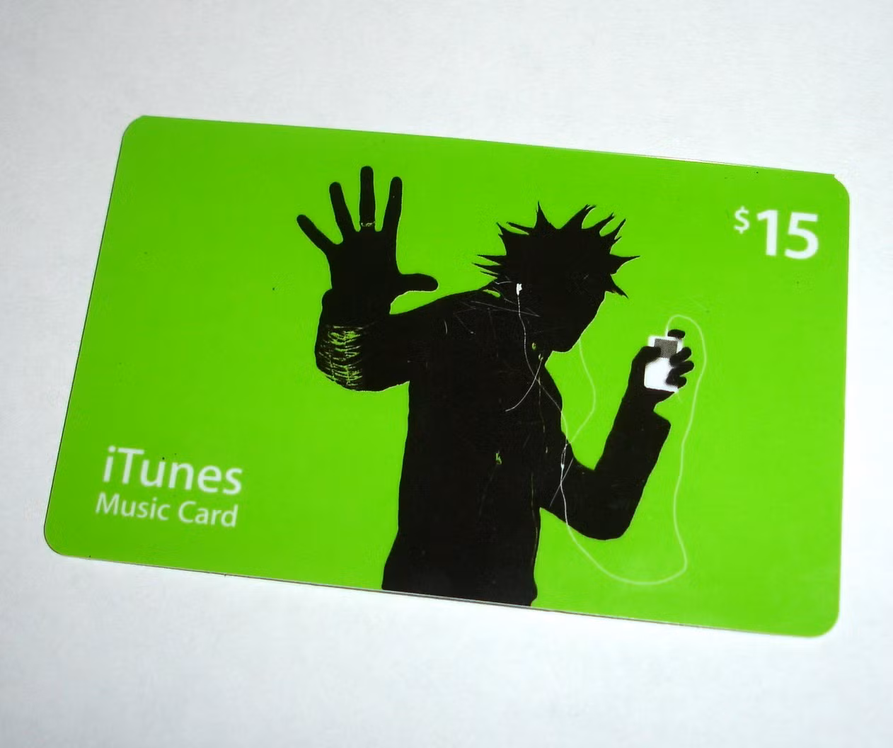 8. iTunes store (2003) Trước khi kho nhạc iTunes ra đời, việc mua các bản nhạc số rất khó khăn và phức tạp. Kho nhạc iTunes chuyên bán các ca khúc và album đã được mã hoá. Kho nhạc này trở thành nơi bán các bản nhạc số lớn nhất tại Mỹ vào năm 2008.