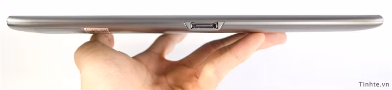 Cạnh dưới có cổng kết nối với dock, bàn phím gắn ngoài