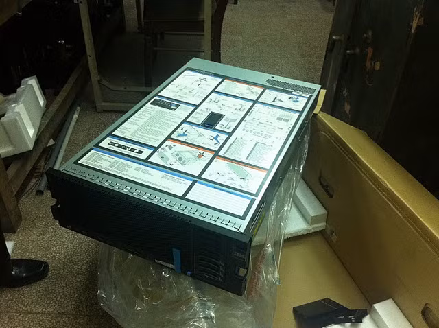 IBM x3850x5 Nhấc lên khỏi lòng thùng IBM x3850x5 Nhấc lên khỏi lòng thùng