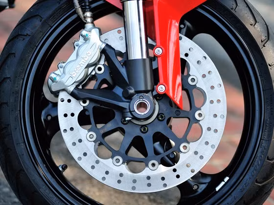 Xe sử dụng lốp trước và sau cùng thông số với phiên bản 696mang thương hiệu Pirelli Angel ST lần lượt là 120/60 ZR17, 160/60 ZR17 cùng bộ vành ba chấu hợp kim nhôm Xe sử dụng lốp trước và sau cùng thông số với phiên bản 696mang thương hiệu Pirelli Angel ST lần lượt là 120/60 ZR17, 160/60 ZR17 cùng bộ vành ba chấu hợp kim nhôm