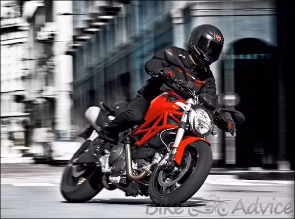 Là chiếc xe dành cho Châu Á, Ducati 795 sở hữu những con số rất lý tưởng phù hợp với chiều cao và thể trạng của người Việt như trọng lượng thô chỉ ở mức 167kg (hơn mẫu 696 6kg và bằng mẫu xe 796). Là chiếc xe dành cho Châu Á, Ducati 795 sở hữu những con số rất lý tưởng phù hợp với chiều cao và thể trạng của người Việt như trọng lượng thô chỉ ở mức 167kg (hơn mẫu 696 6kg và bằng mẫu xe 796).
