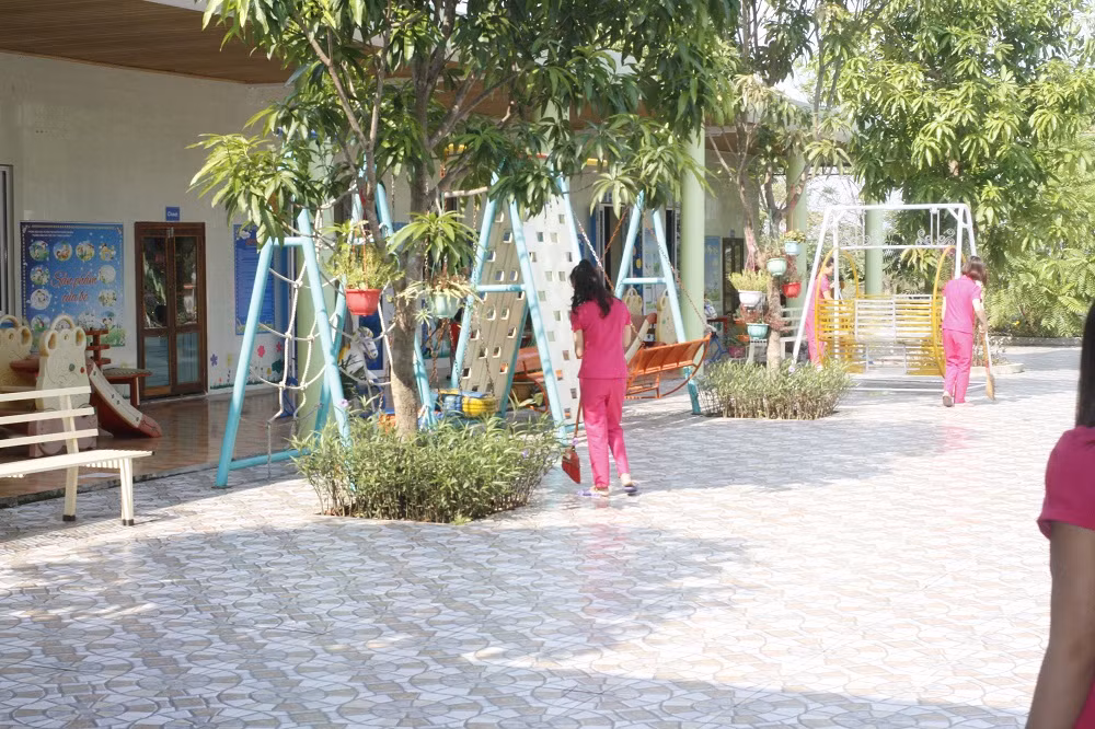 Ngôi trường trong mơ của trẻ em Thanh Chương nay vắng lặng tiếng cười của học sinh, hàng ngày các cô đến trường để chăm sóc vườn hoa, cây cảnh (ảnh Trinh Phúc).