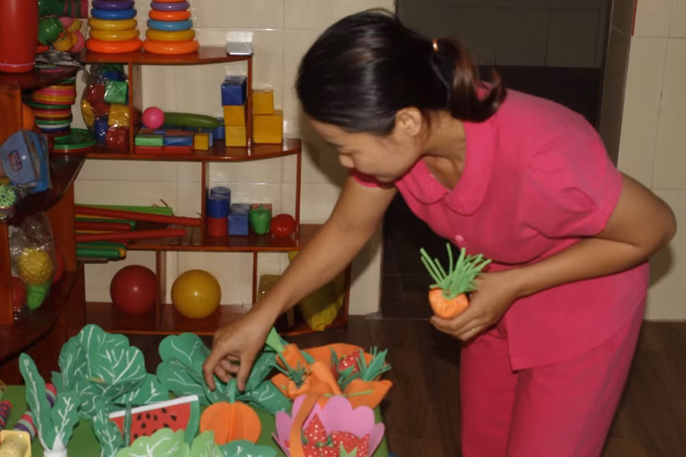 Cô Lê Thị Linh vẫn đến trường làm đồ dùng học tập, chuẩn bị giáo cụ để sẵn sàng đón các em trở lại khi được phép (ảnh Trinh Phúc).