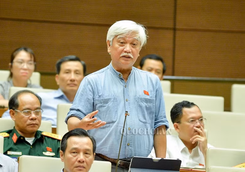 Ông Dương Trung Quốc, Ủy viên Ủy ban Văn hóa, Giáo dục Thanh niên, thiếu niên, nhi đồng của Quốc hội (ảnh nguồn quochoi.vn). Ông Dương Trung Quốc, Ủy viên Ủy ban Văn hóa, Giáo dục Thanh niên, thiếu niên, nhi đồng của Quốc hội (ảnh nguồn quochoi.vn).