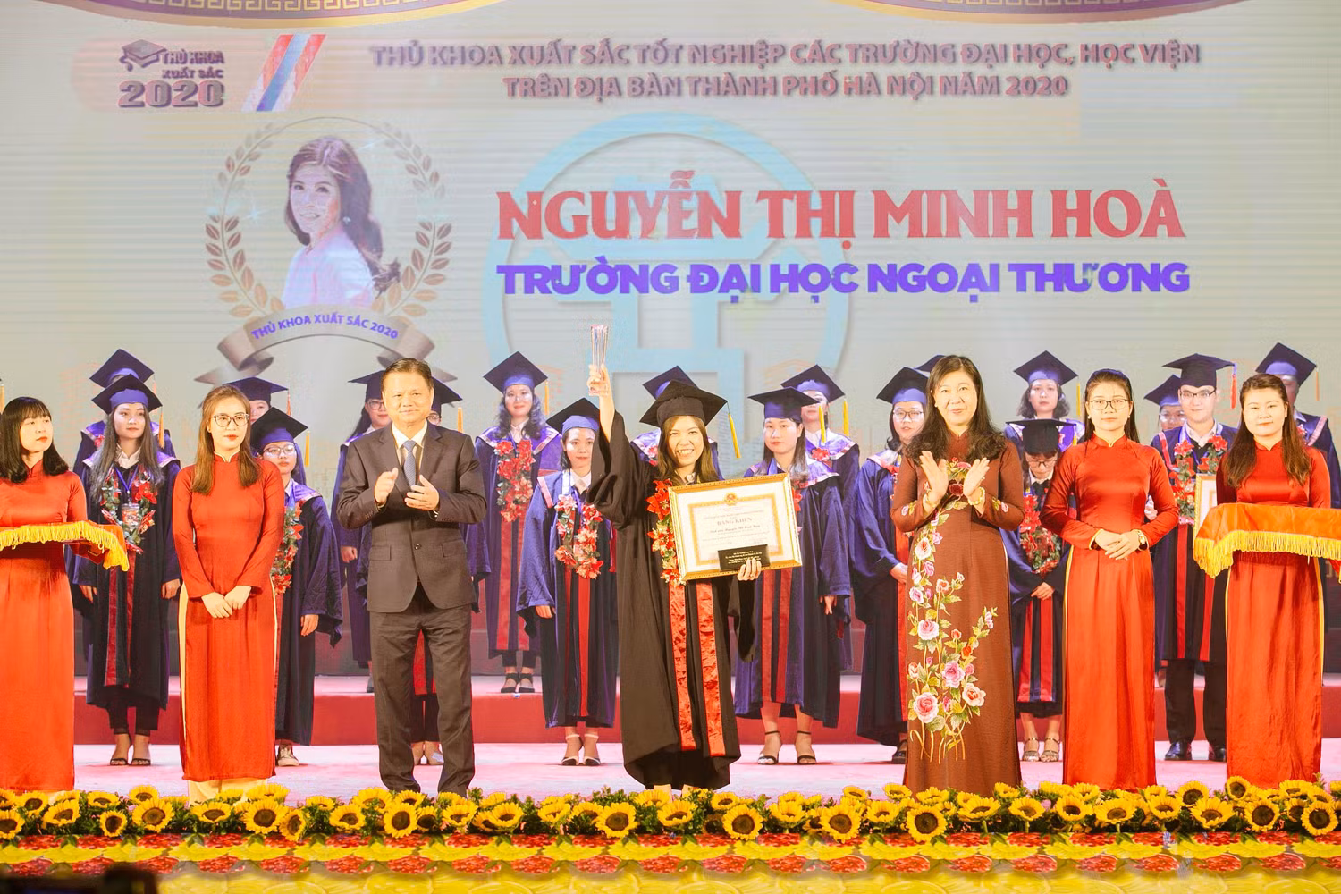 Minh Hòa trong Lễ tuyên dương thủ khoa xuất sắc tốt nghiệp các trường đại học, học viện trên địa bàn thành phố Hà Nội năm 2020. Ảnh: Nhân vật cung cấp