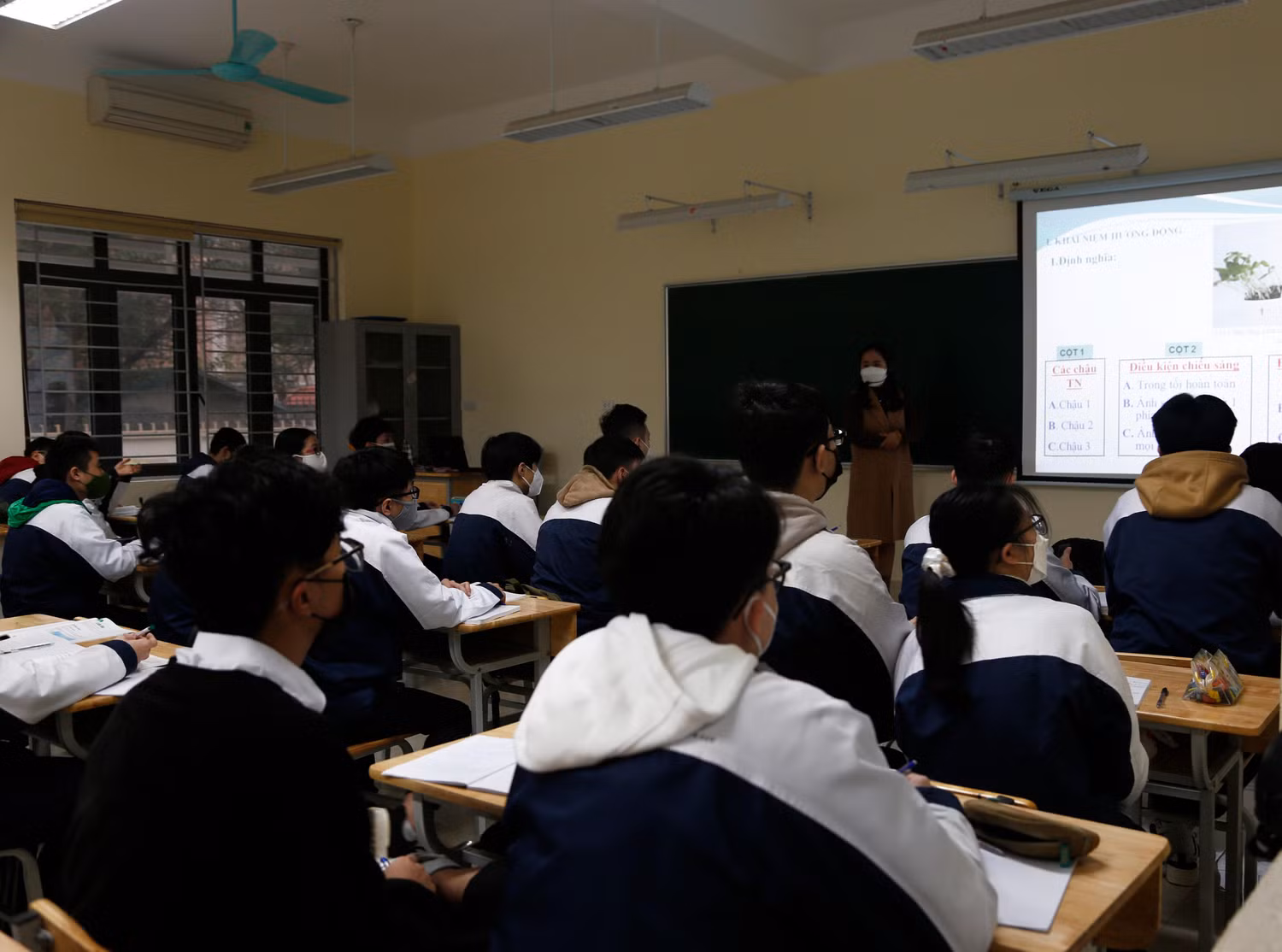 Giáo viên và học sinh Trường Trung học phổ thông Khương Đình bắt đầu tiết học trực tiếp đầu tiên trong năm Nhâm Dần. Ảnh: Nhật Tân Giáo viên và học sinh Trường Trung học phổ thông Khương Đình bắt đầu tiết học trực tiếp đầu tiên trong năm Nhâm Dần. Ảnh: Nhật Tân