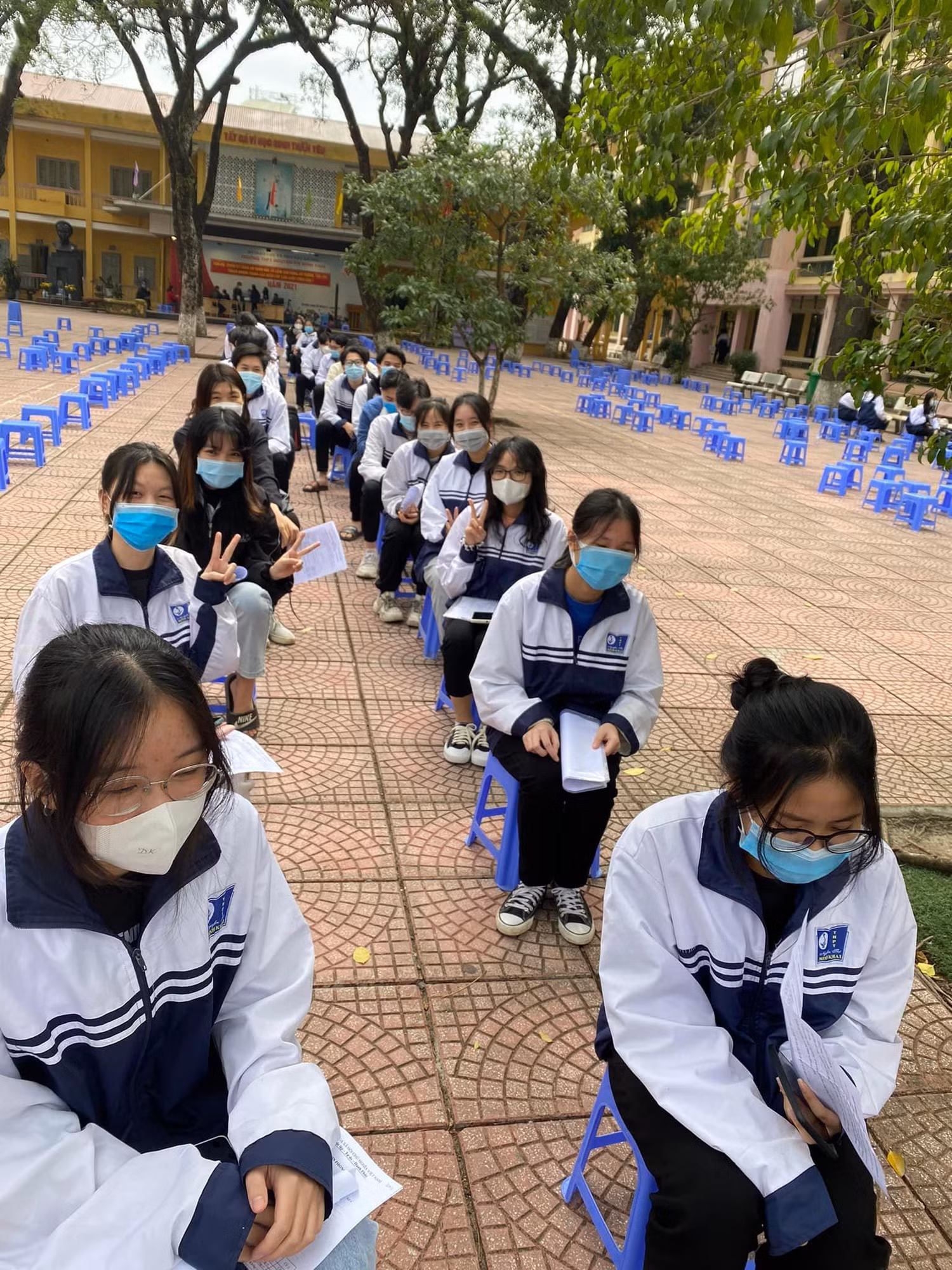 Những học sinh đầu tiên của Trường Trung học phổ thông Minh Khai được tiêm vaccine phòng Covid-19 vào ngày 24/11/2021. Ảnh: Fanpage Trường Trung học phổ thông Nguyễn Thị Minh Khai- Hà Nội.