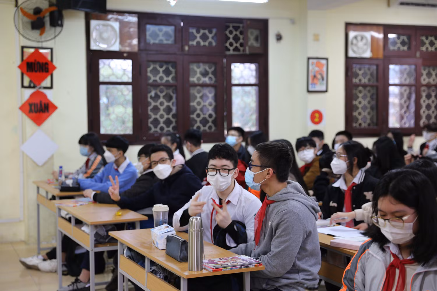 Học sinh Trường Trung học cơ sở Thành Công vui mừng khi được trở lại trường sau thời gian dài học trực tuyến. Học sinh Trường Trung học cơ sở Thành Công vui mừng khi được trở lại trường sau thời gian dài học trực tuyến.