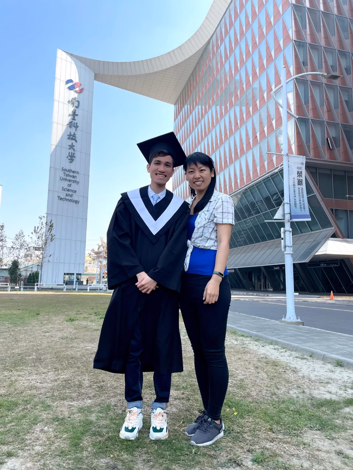 Hoàng Huy chụp ảnh lưu niệm cùng giảng viên dạy anh văn chuyên ngành trong ngày tốt nghiệp. Ảnh: Nhân vật cung cấp