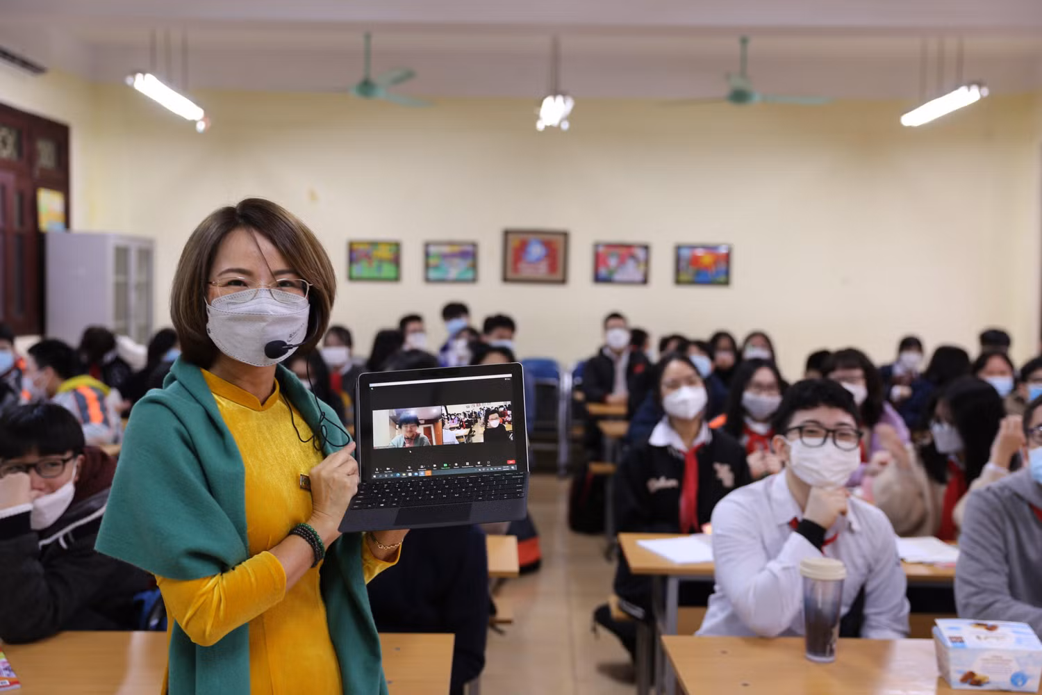 Với những học sinh chưa đủ điều kiện học trực tiếp, trường sẽ kết hợp dạy trực tiếp với trực tuyến. Với những học sinh chưa đủ điều kiện học trực tiếp, trường sẽ kết hợp dạy trực tiếp với trực tuyến.