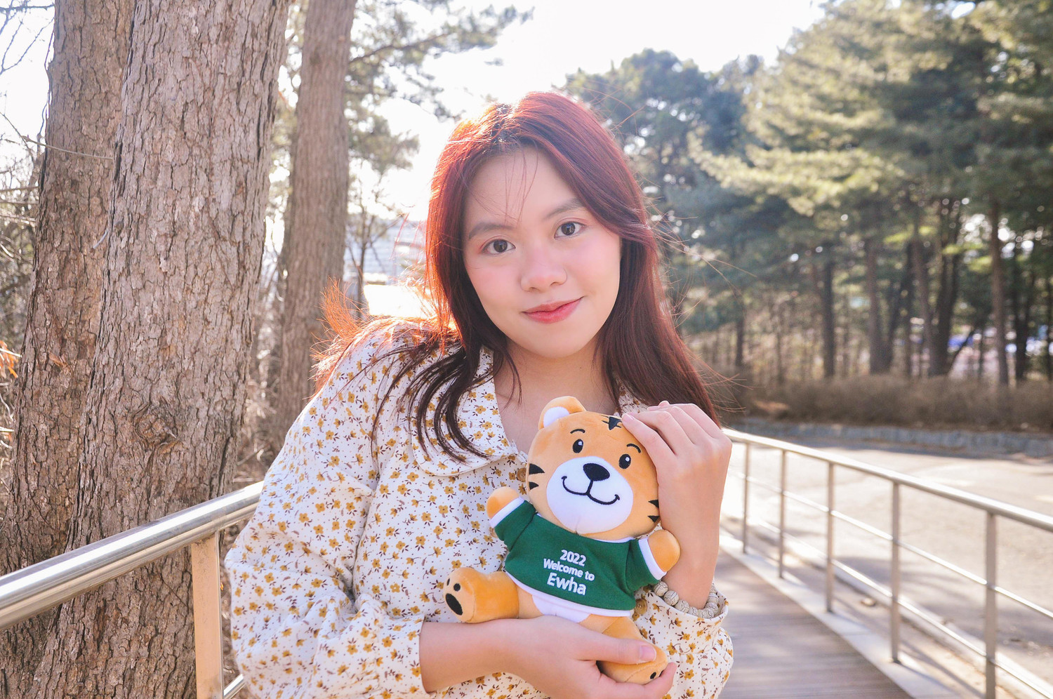 Trần Vũ Minh Tâm trong khuôn viên Đại học Nữ sinh Ewha cầm trên tay hổ bông - quà chào mừng tân sinh viên của trường. Ảnh: Nhân vật cung cấp Trần Vũ Minh Tâm trong khuôn viên Đại học Nữ sinh Ewha cầm trên tay hổ bông - quà chào mừng tân sinh viên của trường. Ảnh: Nhân vật cung cấp
