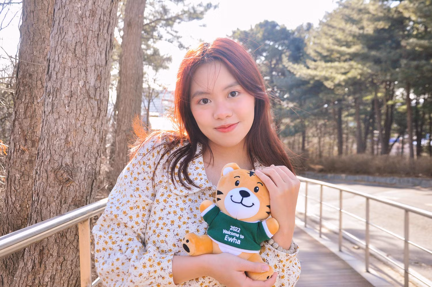 Trần Vũ Minh Tâm trong khuôn viên Đại học Nữ sinh Ewha cầm trên tay hổ bông - quà chào mừng tân sinh viên của trường. Ảnh: Nhân vật cung cấp