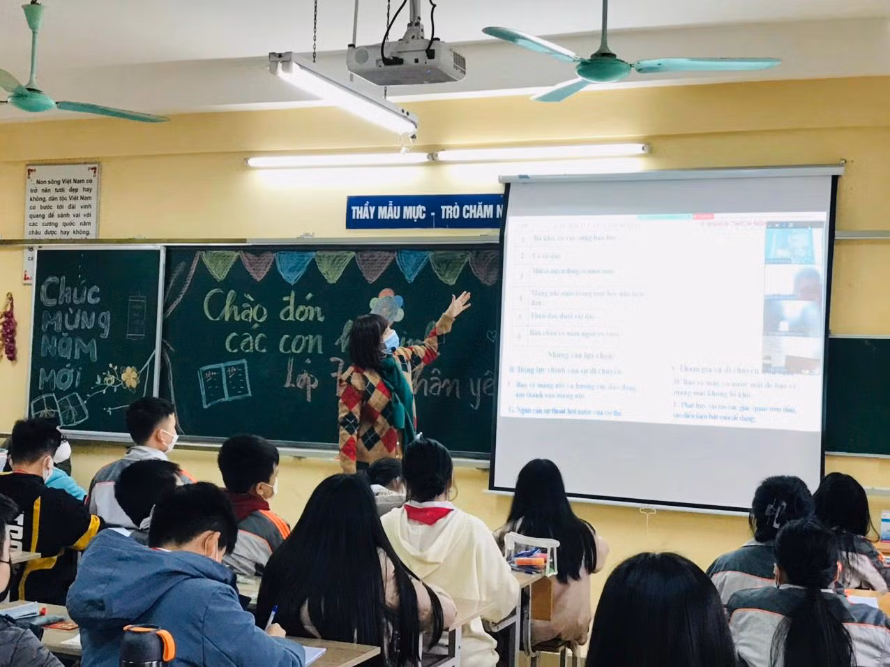 Các thầy cô vẽ phấn màu lên bảng để đón học sinh trở lại trường. Các thầy cô vẽ phấn màu lên bảng để đón học sinh trở lại trường.
