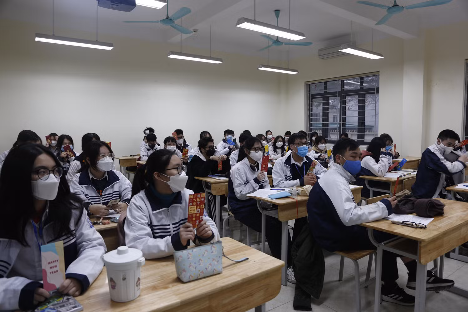Giáo viên ở một lớp học tại Trường Trung học phổ thông Khương Đình lì xì cho các em học sinh. Ảnh: Nhật Tân Giáo viên ở một lớp học tại Trường Trung học phổ thông Khương Đình lì xì cho các em học sinh. Ảnh: Nhật Tân