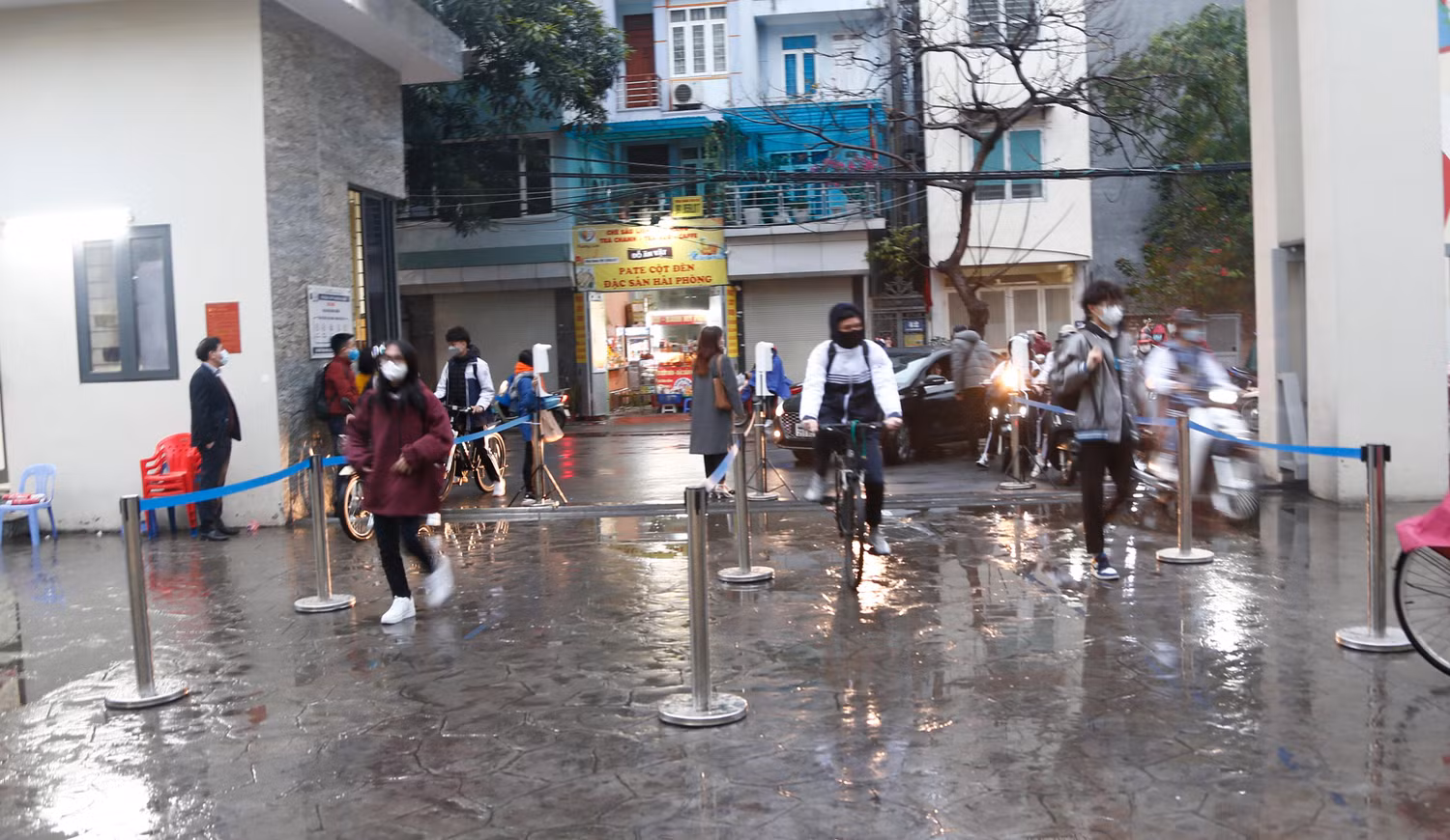 Các thầy cô Trường Trung học phổ thông Khương Đình chia đường đi thành các làn để đo thân nhiệt cho học sinh và thực hiện khoảng cách an toàn. Ảnh: Nhật Tân Các thầy cô Trường Trung học phổ thông Khương Đình chia đường đi thành các làn để đo thân nhiệt cho học sinh và thực hiện khoảng cách an toàn. Ảnh: Nhật Tân