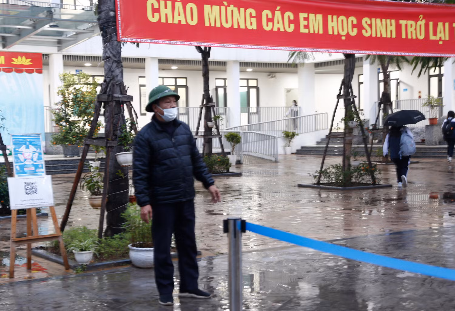 Cán bộ, công nhân viên chức của trường chỉ dẫn học sinh để xe. Với các em học sinh lớp 10 đây là ngày đầu tiên các em đến trường trung học phổ thông để học tập. Ảnh: Nhật Tân Cán bộ, công nhân viên chức của trường chỉ dẫn học sinh để xe. Với các em học sinh lớp 10 đây là ngày đầu tiên các em đến trường trung học phổ thông để học tập. Ảnh: Nhật Tân