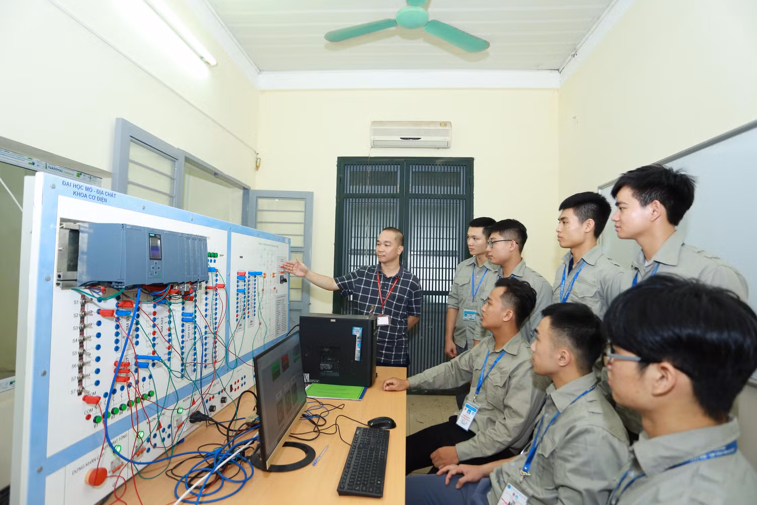 Sinh viên khoa Cơ - Điện, Trường Đại học Mỏ - Địa chất trong giờ học. Ảnh: Nhân vật cung cấp Sinh viên khoa Cơ - Điện, Trường Đại học Mỏ - Địa chất trong giờ học. Ảnh: Nhân vật cung cấp