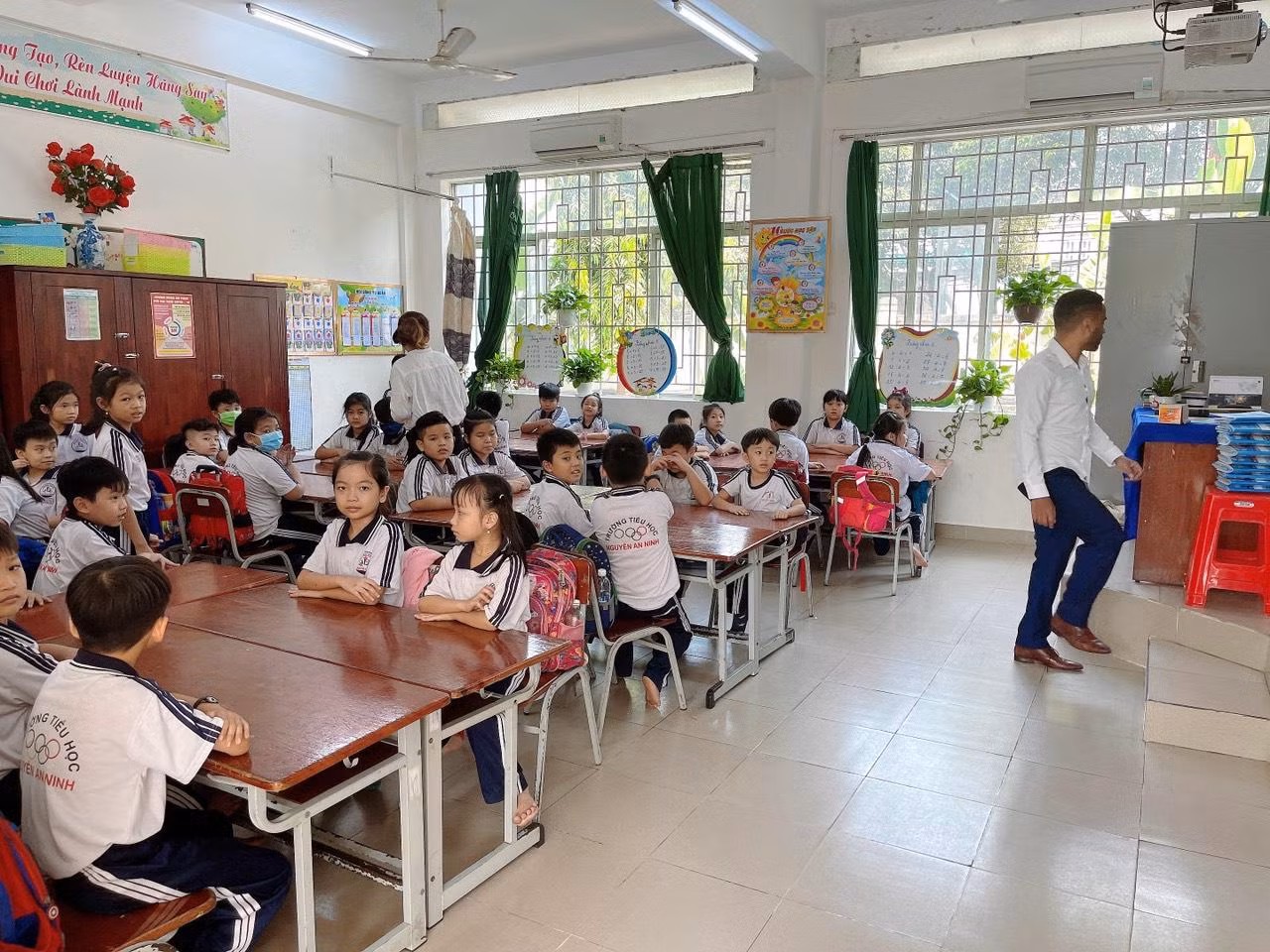 Các em học sinh thích thú trong giờ học Anh văn. Ảnh: Hữu Đức