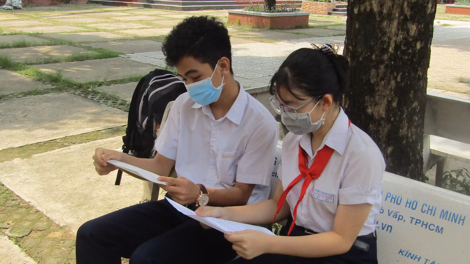 Thí sinh đang bàn luận về đề thi môn Ngữ văn tại Hội Đồng thi trường Trung học cơ sở Trấn Biên (thành phố Biên Hòa) Ảnh: Hữu Đức