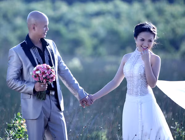 Ảnh cưới: Phan Đinh Tùng đắm đuối bên 'cô học trò' ảnh 7