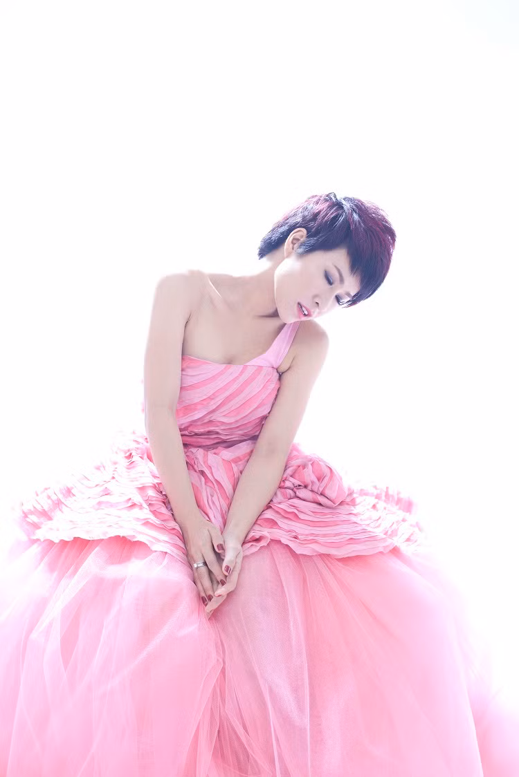 Đây là bức ảnh đi kèm với album đầu tay "Giấc mơ tôi" vừa ra mắt của Uyên Linh. Để ra mắt album này, cô và nhạc sĩ Quốc Trung đã mất 9 tháng làm việc cùng nhau. Tuy vậy, 7 bài hát trong album thì có đến 3 bài từng biểu diễn ở Vietnam Idol 2010. (Xem chi tiết tin này)