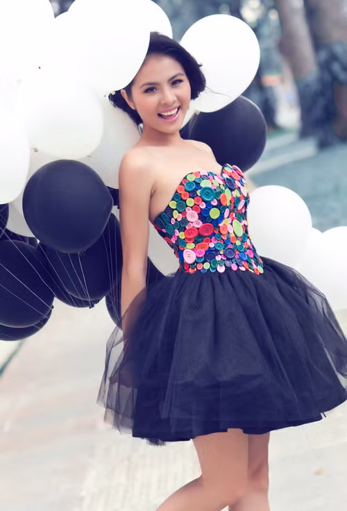 Trong bộ ảnh mới của Vân Trang, ê-kíp gồm stylist Tân Đà Lạt, make-up Huỳnh Lợi và nhiếp ảnh Cúm Photo muốn đưa cô trở lại với hình ảnh một cô gái trẻ năng động, xinh tươi, đúng như lứa tuổi thật của nữ diễn viên.
