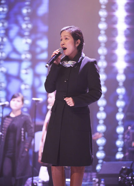 Trong khi đó thì Mỹ Linh trong chiều ngày 4/2 đã cùng 11 ca sĩ tham gia liveshow thứ hai Bài hát yêu thích (diễn ra tối nay 5/2) có buổi tập với ban nhạc và ekip thực hiện chương trình. Mỹ Linh chia sẻ, mỗi bài hát có một đời sống riêng của nó, nếu nó thật sự hay thì nó sẽ tồn tại được với thời gian và ngược lại, và cô không ngại gì việc đứng chung sân khấu với các sa sĩ trẻ; trong khi các ca sĩ 'hot' như Mỹ Tâm, Uyên Linh, Hồ Quỳnh Hương đều vắng mặt.