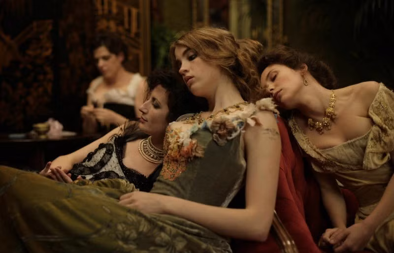Các diễn viên ngôi sao Hafsia Herzi vai Samira, Céline Sallette vai Clotilde, Jasmine Trinca (diễn viên Italia) vai Julie, Adele Haenel vai Lea trong phim Ngôi nhà của lòng khoan dung (L'Apollonide: Souvenirs de la maison close) của điện ảnh Pháp, chiếu ra mắt tại Liên hoan phim Cannes 2011, được đề cử 8 giải César (tổ chức trao giải cuối tháng 2.2012), nhận được đánh giá cao của khán giả.
