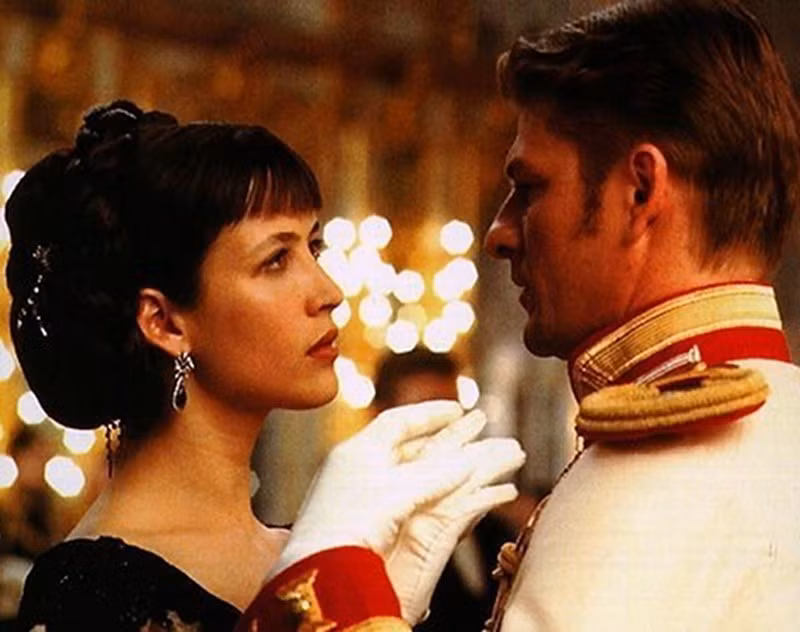 Sophie Marceau, cô đào nổi tiếng của Pháp trong phim Anna Karenina năm 1997. Cô còn tham gia phim Braveheart và nhiều bộ phim lịch sử nổi tiếng khác.