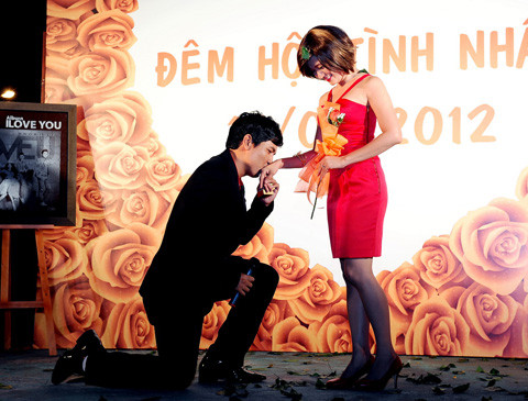 Anh còn cuối xuống hôn tay vợ, khiến cho Thanh Thúy hạnh phúc nghẹn ngào.