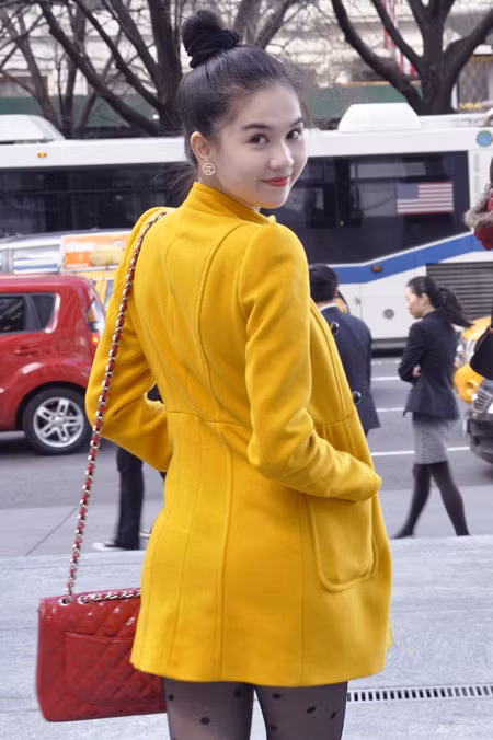 Áo khoác vàng làm hoa hậu Việt Nam hoàn cầu thêm rực rỡ trên đường phố. Ngọc Trinh cho biết, tiết trời mát lạnh ở đây rất phù hợp để tung tăng trên phố và thăm thú các cửa hành thời trang danh tiếng.