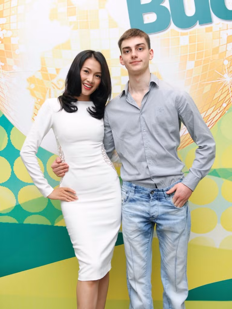 Người mẫu - diễn viên Anh Thư và Teodor Mitkov Zlatarev, số báo danh 01
