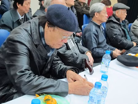 Nhạc sĩ Hoàng Vân ký vào lá đơn phản đối Cục NTBD.