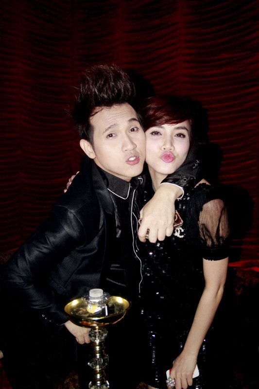 Tối 4/2 Trang Nhung đã tổ chức sinh nhật lần thứ 26 của mình. Đến dự có nhiều bạn bè trong giới showbiz như ca sĩ Nguyên Vũ, diễn viên Trần Bảo Sơn, người mẫu Đức Tiến, Chung Thục Quyên... Đặc biệt Nguyên Vũ, Trang Nhung đã ghi lại khoảnh khắc "xì tin" khi cùng... tru môi chụp ảnh (Theo Ngôi Sao)