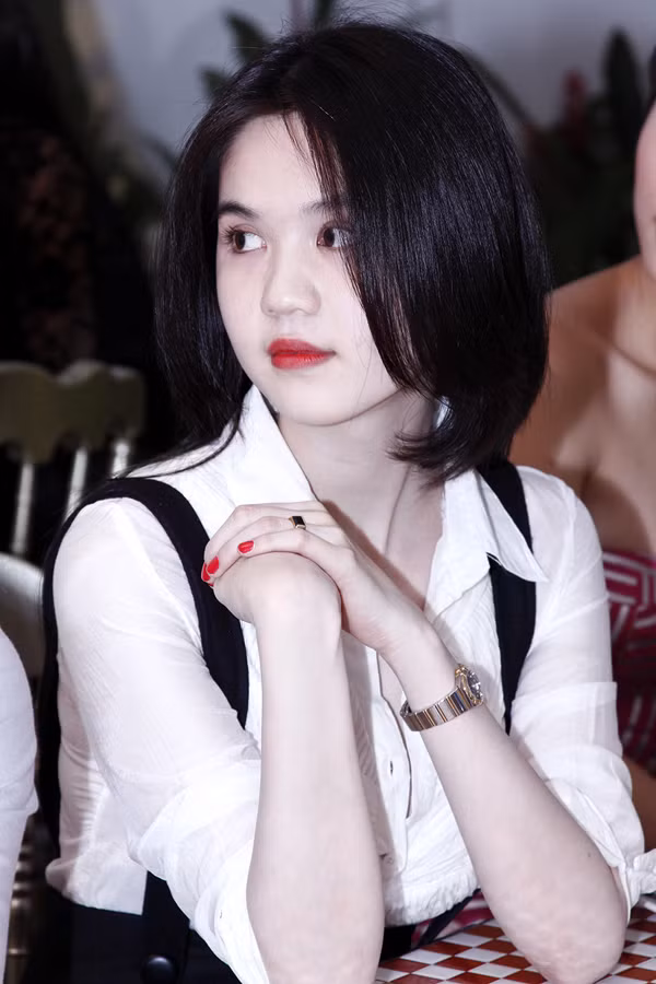 Ngọc Trinh diện chiếc áo sơ mi trắng với váy quây, mang vẻ đẹp tinh khôi như một nữ sinh trung học. Gương mặt "nữ hoàng nội y" rạng ngời, trong sáng dù mới trải qua scandal ảnh nude cách đây chưa lâu. (Theo Ngôi Sao) Xem thêm: Ngọc Trinh