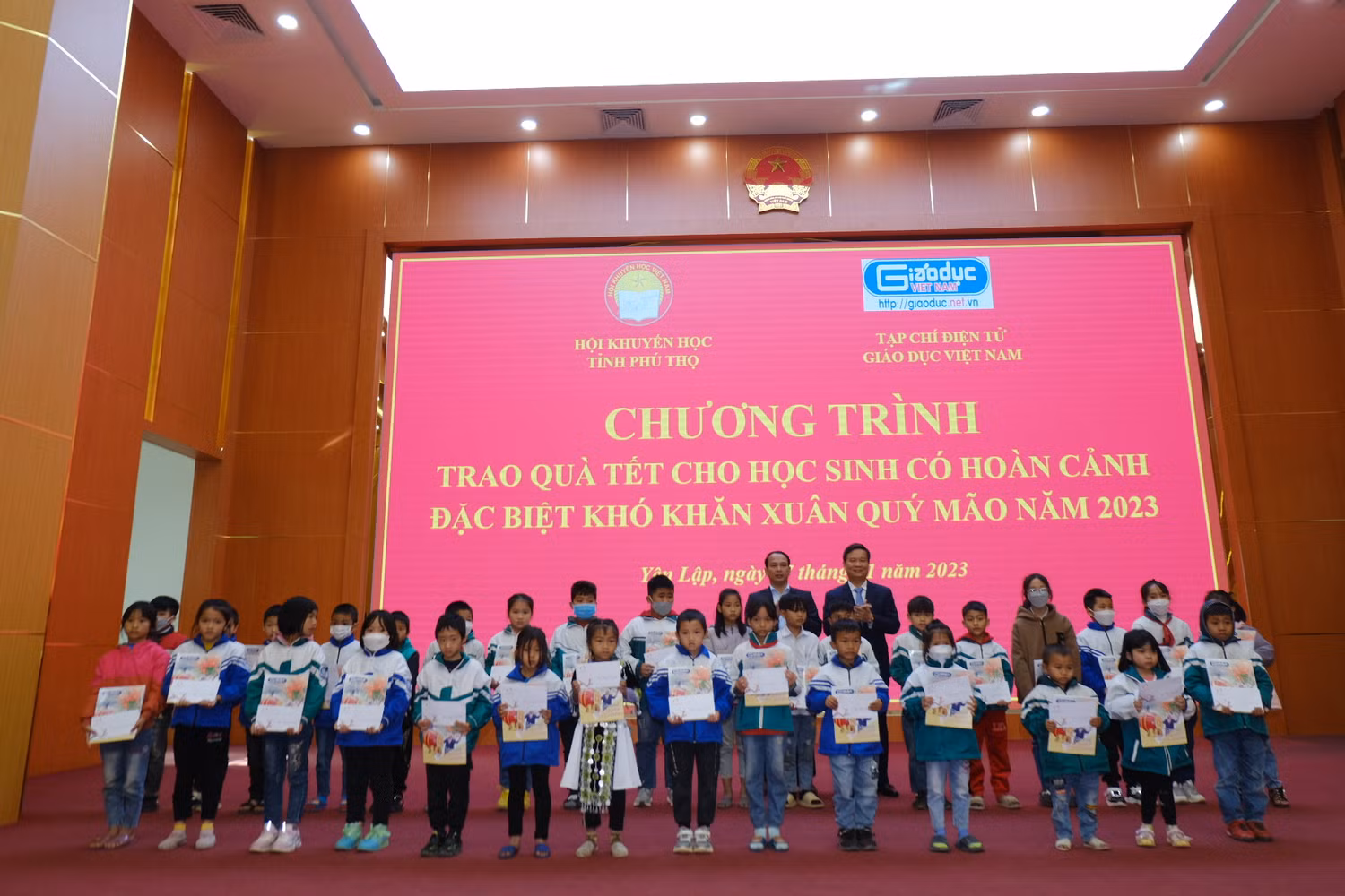 Niềm vui của các em học sinh trong ngày được tặng quà. Niềm vui của các em học sinh trong ngày được tặng quà.