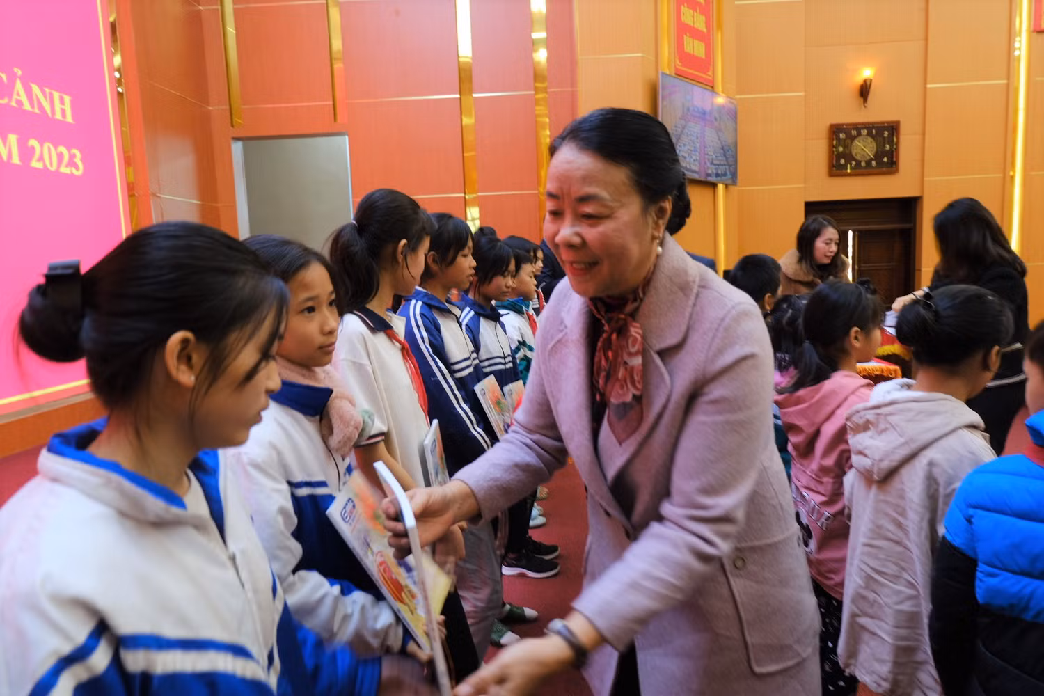 Bà Nguyễn Thị Thành Chung – Phó chủ tịch Hội Khuyến học tỉnh Phú Thọ trao quà động viên cho các em học sinh. Bà Nguyễn Thị Thành Chung – Phó chủ tịch Hội Khuyến học tỉnh Phú Thọ trao quà động viên cho các em học sinh.