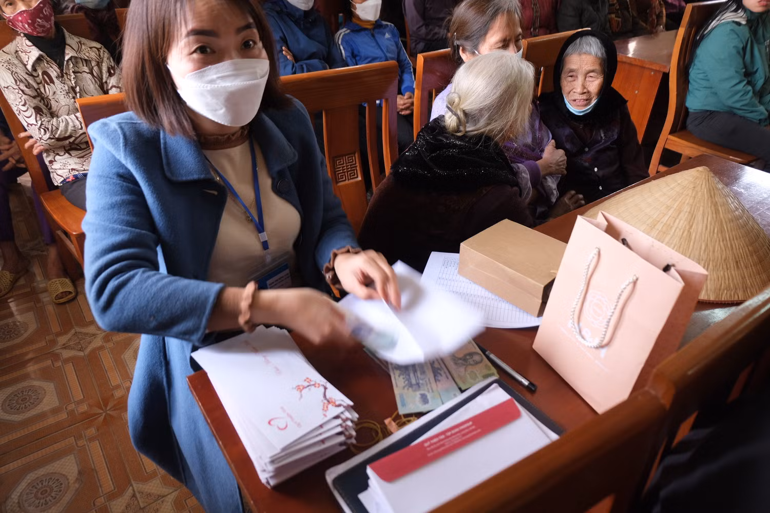 Việc chuẩn bị phần quà cho bà con nhân dân trong diện hộ nghèo được làm cẩn thận, chu đáo. Việc chuẩn bị phần quà cho bà con nhân dân trong diện hộ nghèo được làm cẩn thận, chu đáo.
