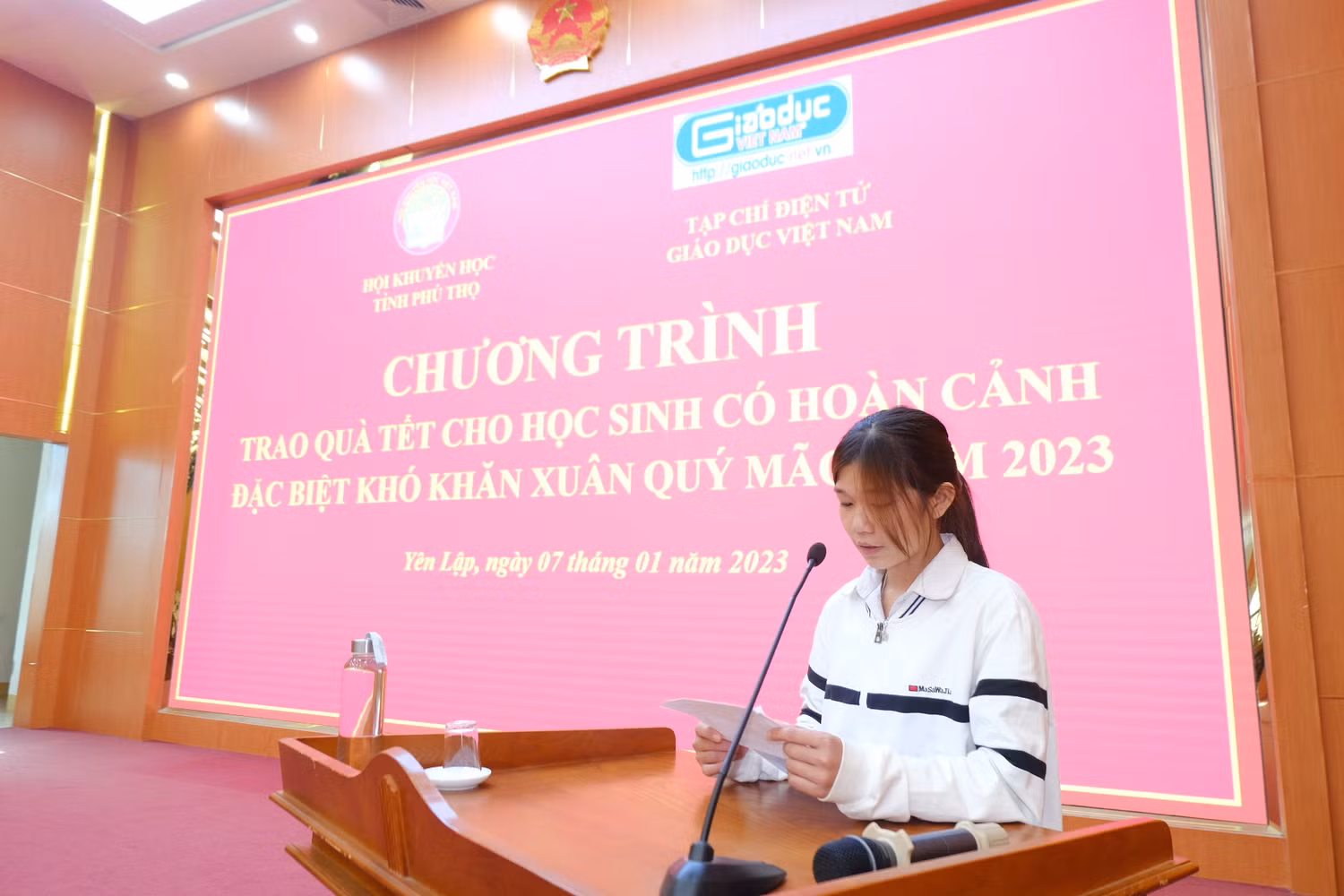 Em Hà Thị Thùy Linh hứa sẽ quyết tâm vươn lên hoàn cảnh để tiếp tục theo đuổi ước mơ bằng con đường học tập. Em Hà Thị Thùy Linh hứa sẽ quyết tâm vươn lên hoàn cảnh để tiếp tục theo đuổi ước mơ bằng con đường học tập.