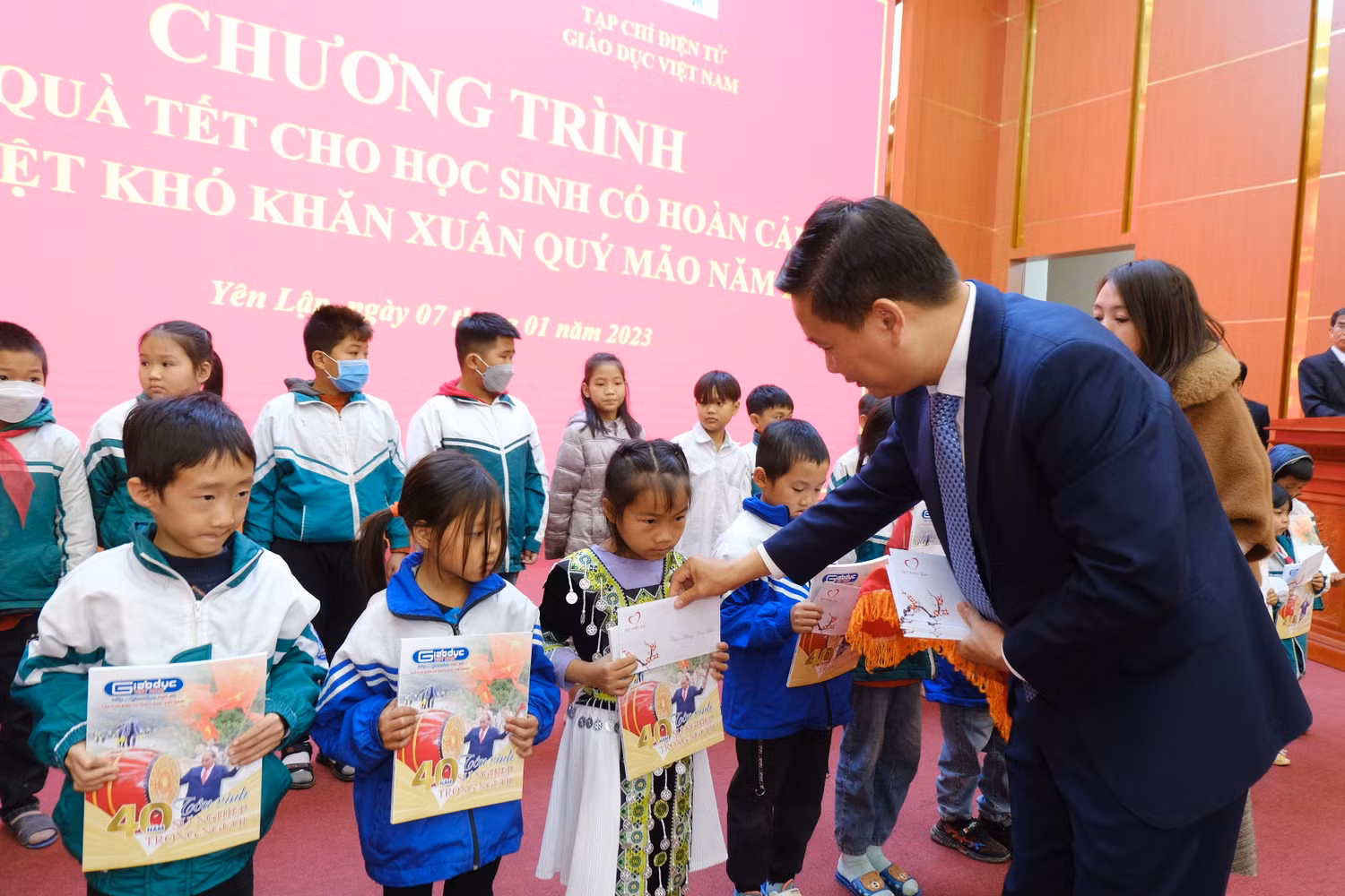 Em học sinh người dân tộc Mông được nhận quà từ Tổng Biên tập Nguyễn Tiến Bình. Em học sinh người dân tộc Mông được nhận quà từ Tổng Biên tập Nguyễn Tiến Bình.