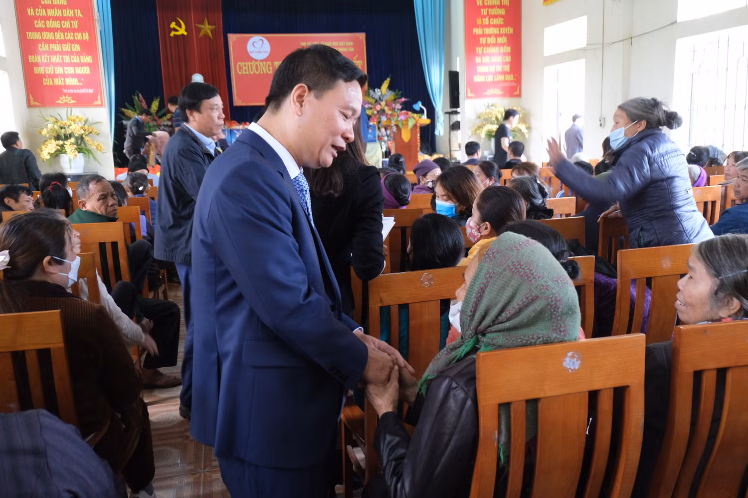 Nhà báo Nguyễn Tiến Bình hi vọng phần quà tết tuy nhỏ nhưng sẽ là nguồn động viên cho bà con trong dịp tết Nguyên đán cận kề. Nhà báo Nguyễn Tiến Bình hi vọng phần quà tết tuy nhỏ nhưng sẽ là nguồn động viên cho bà con trong dịp tết Nguyên đán cận kề.