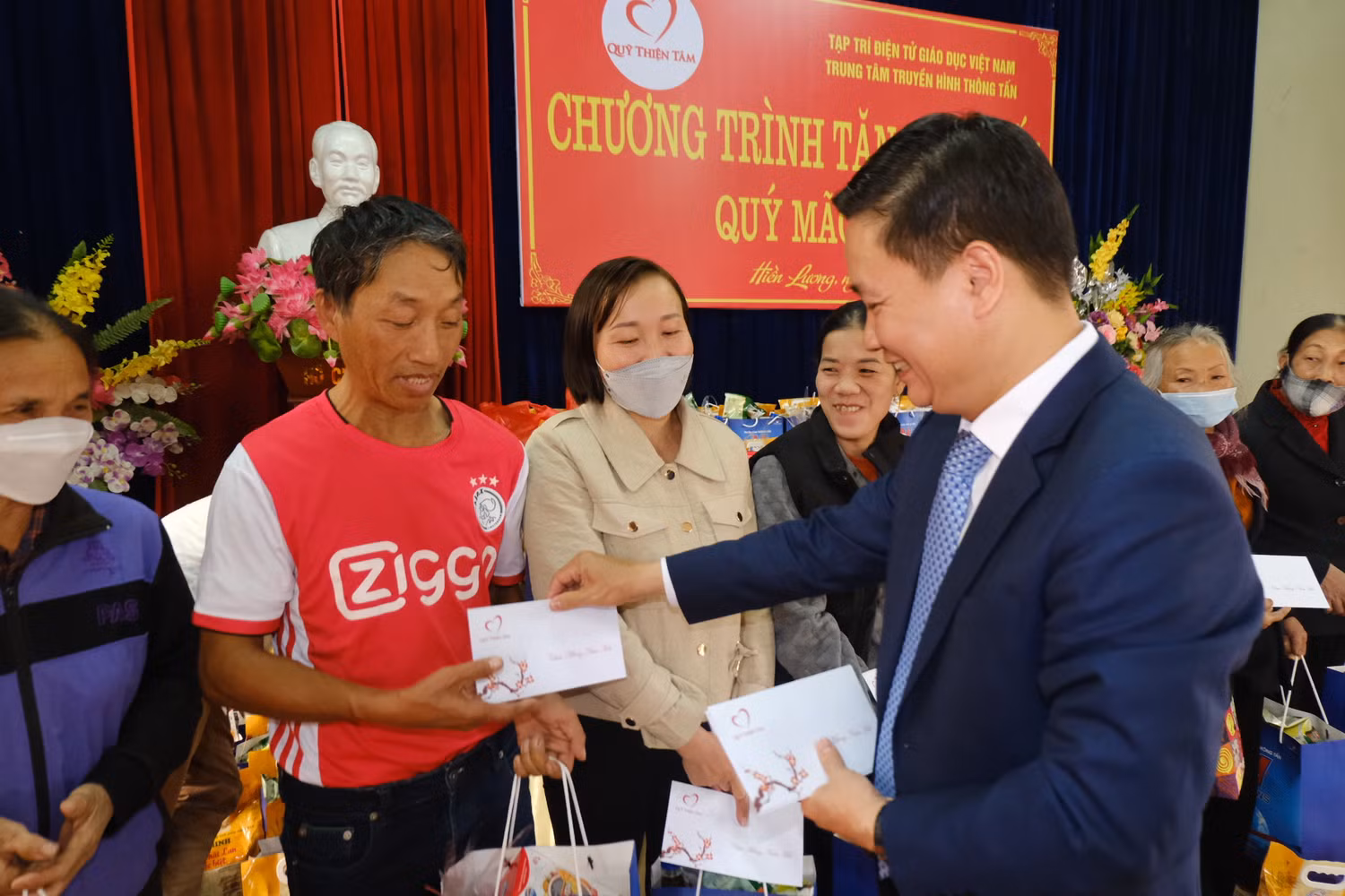Niềm vui của người dân khi nhận quà từ Tổng biên tập Tạp chí điện tử Giáo dục Việt Nam. Niềm vui của người dân khi nhận quà từ Tổng biên tập Tạp chí điện tử Giáo dục Việt Nam.