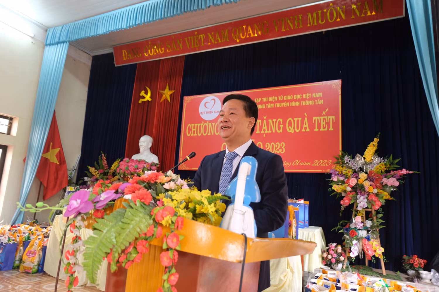 Nhà báo Nguyễn Tiến Bình - Phó Chủ tịch Hiệp hội Các trường đại học, cao đẳng Việt Nam, Tổng biên tập Tạp chí điện tử Giáo dục Việt Nam phát biểu tại buổi lễ trao quà Tết năm 2023. Nhà báo Nguyễn Tiến Bình - Phó Chủ tịch Hiệp hội Các trường đại học, cao đẳng Việt Nam, Tổng biên tập Tạp chí điện tử Giáo dục Việt Nam phát biểu tại buổi lễ trao quà Tết năm 2023.